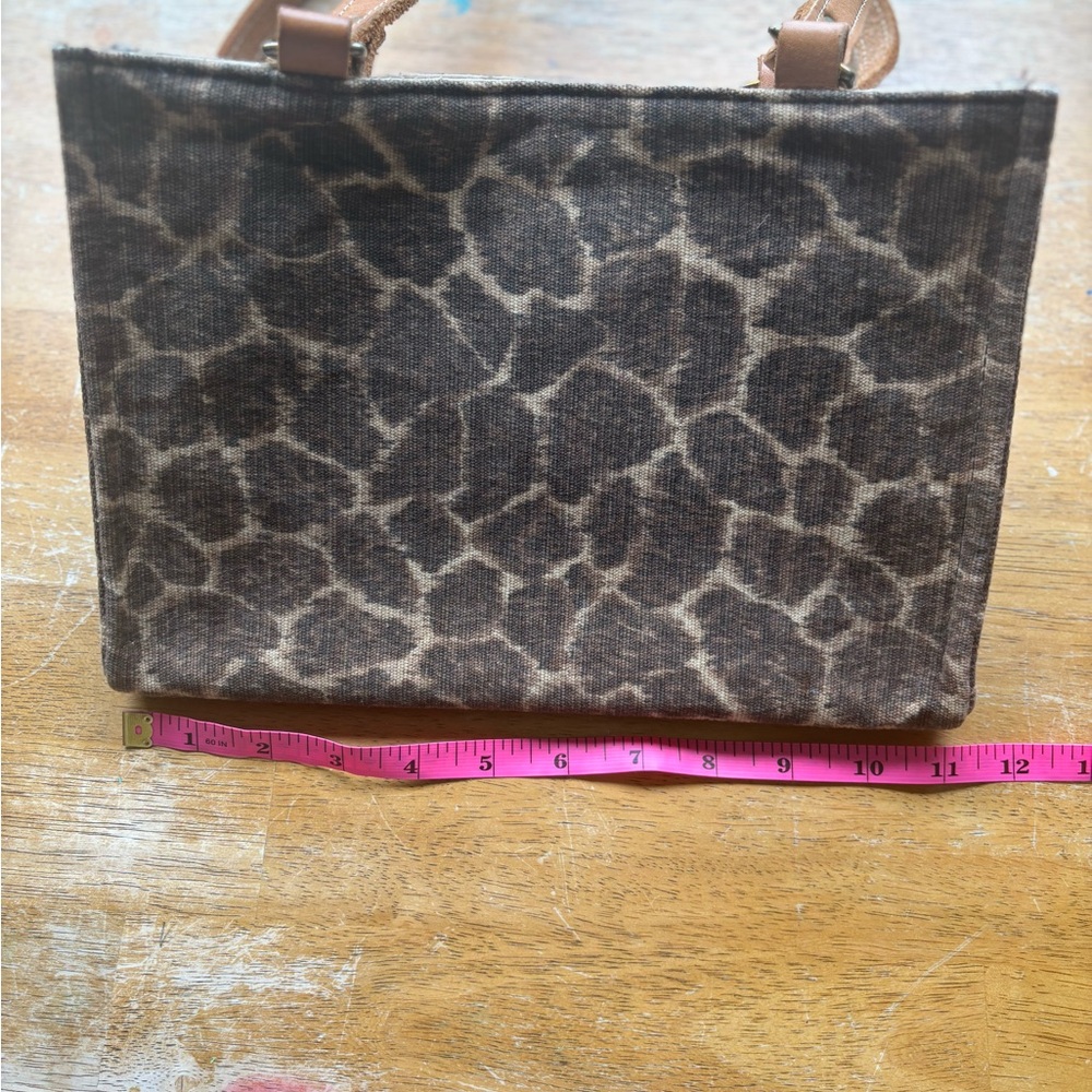 Giraffe print tote with Bee Broach and leather handles - Picture 7 of 11
